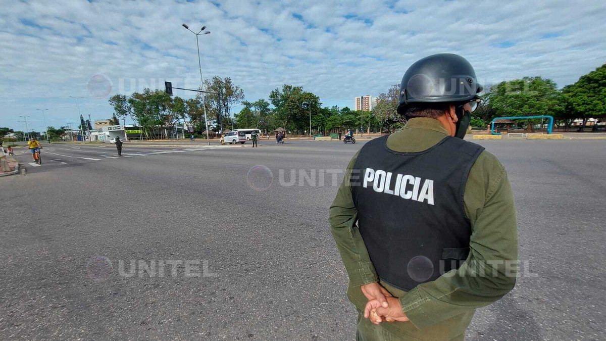 Report that police officers unblocked the second ring and Tres Pasos avenue in front of the city of SantaCruz, despite the disagreement of protesters who comply with the strike scheduled for this day (Photos: Unitel)