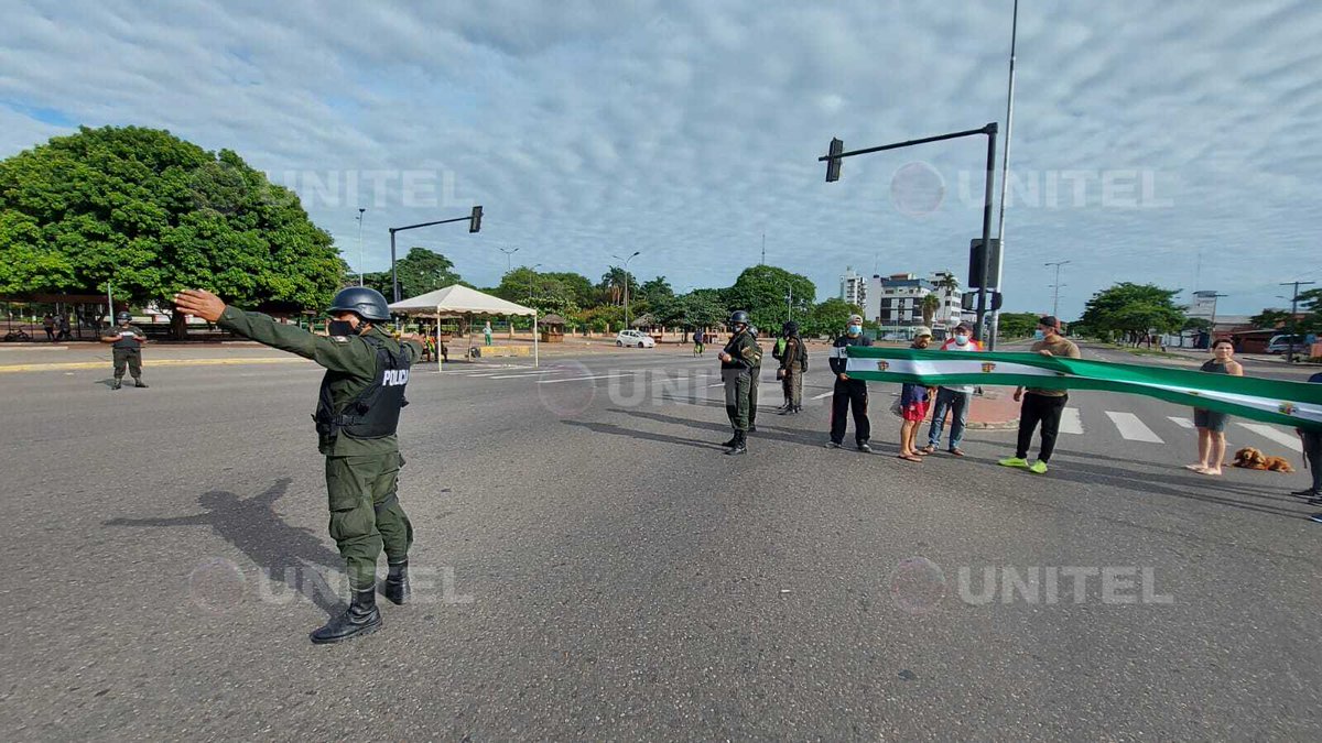 Report that police officers unblocked the second ring and Tres Pasos avenue in front of the city of SantaCruz, despite the disagreement of protesters who comply with the strike scheduled for this day (Photos: Unitel)