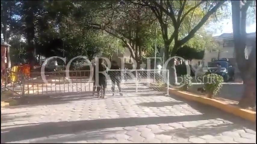Las puertas del Tribunal Constitucional Plurinacional en Sucre ya se encuentran cerradas. Funcionarios del TCP abandonan sus instalaciones