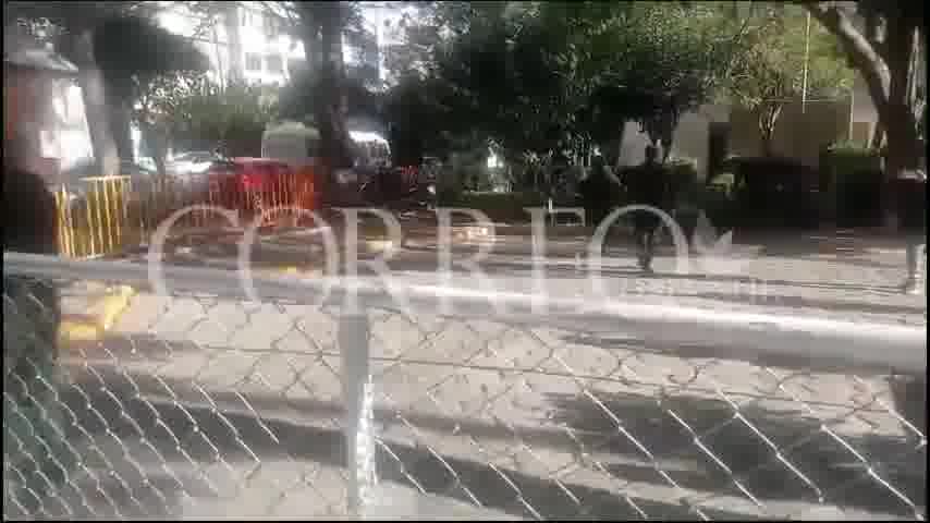 Las puertas del Tribunal Constitucional Plurinacional en Sucre ya se encuentran cerradas. Funcionarios del TCP abandonan sus instalaciones