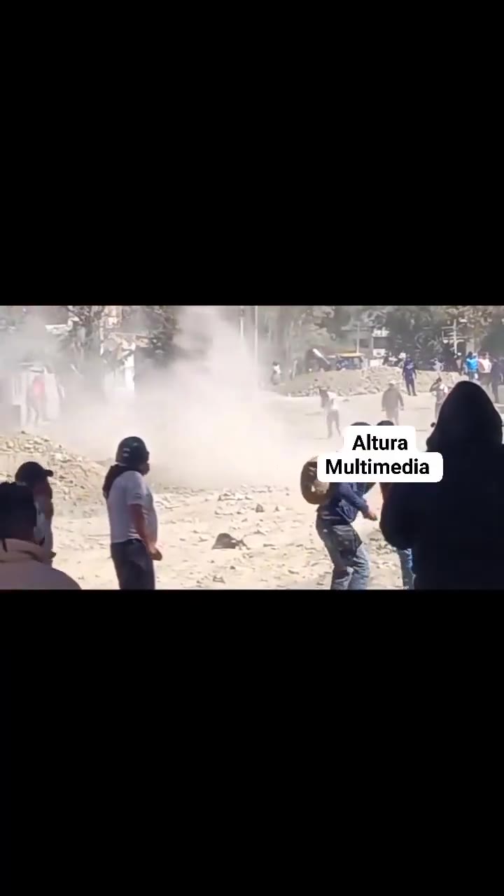 Cochabamba Los pobladores de los municipios de Quillacollo y Vinto volvieron a enfrentarse este miércoles por un conflicto de límites. La Policía llegó al lugar y tuvo que hacer uso de agentes químicos para dispersar a los manifestantes. (Altura Multimedia)