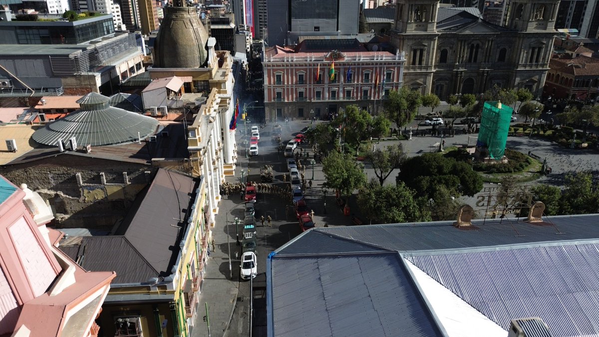 Vista aérea de la plaza Murillo, militares resguardan las cuatro esquinas. Fotos: Javier Mamani APG Noticiasn