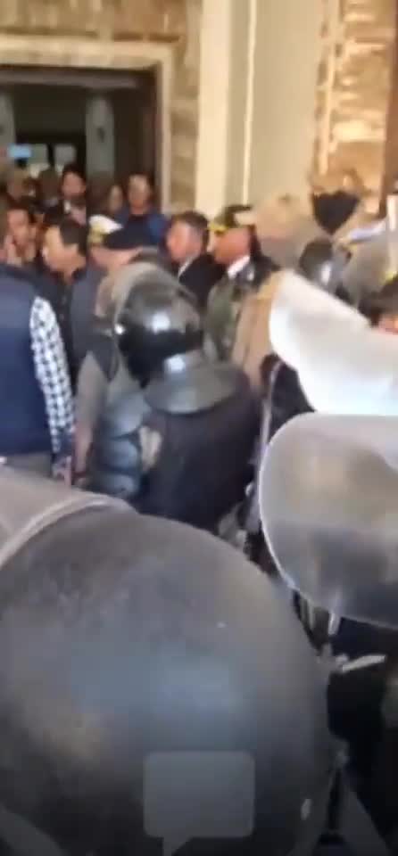 Este es el momento en que el presidente Luis Arce pide al comandante del Ejército, Juan José Zúñiga, replegar las fuerzas militares de la Plaza Murillo. Sin embargo, el jefe militar se niega.  Radio Solar