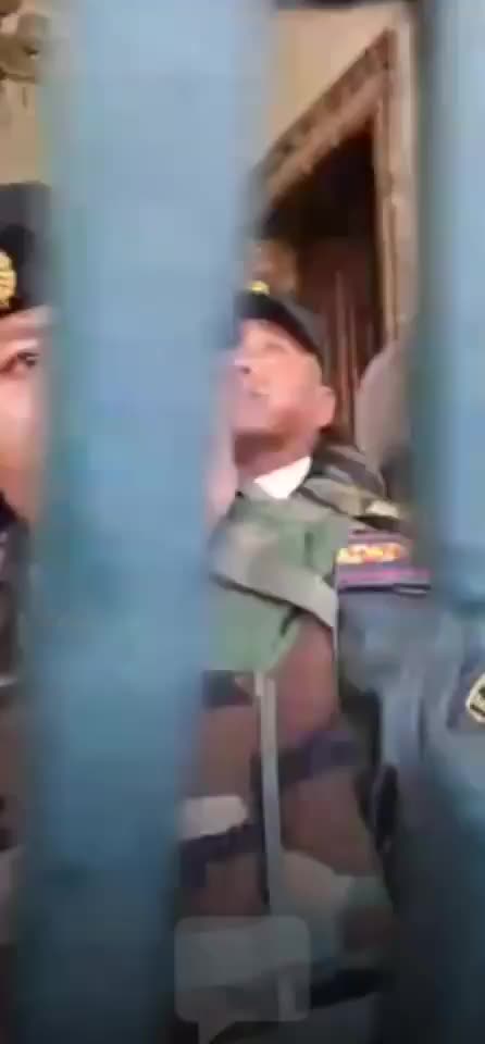 This is the moment when President Luis Arce asks the Army commander, Juan José Zúñiga, to withdraw the military forces from Plaza Murillo. However, the military leader refuses. Solar Radio