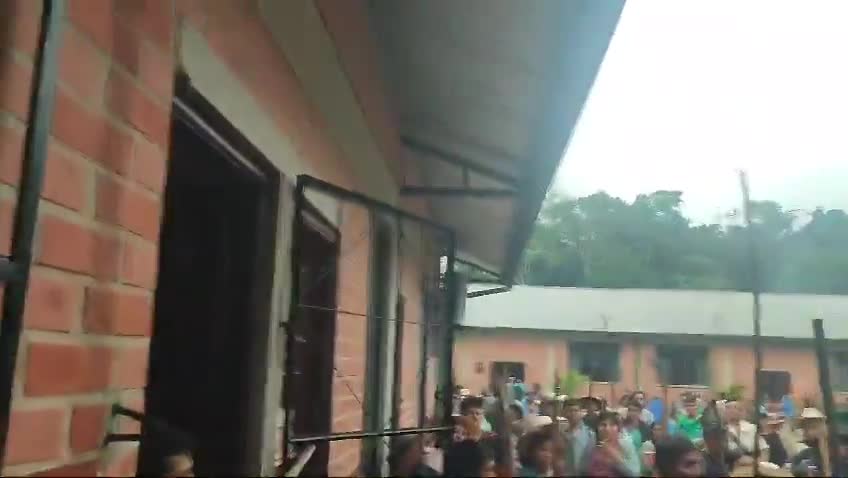 At least 1,400 community members took over the Cacique Juan Maraza barracks on Friday; they detained uniformed members of that military unit in Ichoa, an area close to the Cochabamba municipality of Bulo Bulo, in the Cochabamba tropics on the route to the TIPNIS. According to the complaint of neighbors, civilians also accessed the furrielato, the room where weapons are kept. This takeover occurs in the context of the protest of followers of Evo Morales against the government of Luis Arce. : RRSS