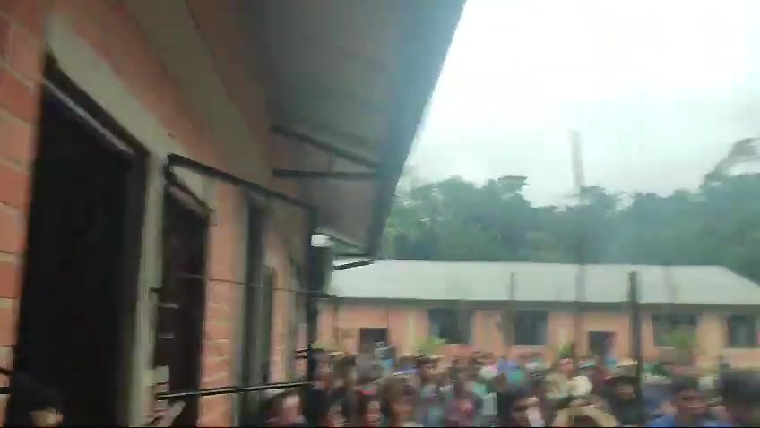 At least 1,400 community members took over the Cacique Juan Maraza barracks on Friday; they detained uniformed members of that military unit in Ichoa, an area close to the Cochabamba municipality of Bulo Bulo, in the Cochabamba tropics on the route to the TIPNIS. According to the complaint of neighbors, civilians also accessed the furrielato, the room where weapons are kept. This takeover occurs in the context of the protest of followers of Evo Morales against the government of Luis Arce. : RRSS