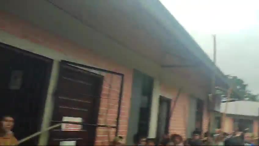 At least 1,400 community members took over the Cacique Juan Maraza barracks on Friday; they detained uniformed members of that military unit in Ichoa, an area close to the Cochabamba municipality of Bulo Bulo, in the Cochabamba tropics on the route to the TIPNIS. According to the complaint of neighbors, civilians also accessed the furrielato, the room where weapons are kept. This takeover occurs in the context of the protest of followers of Evo Morales against the government of Luis Arce. : RRSS