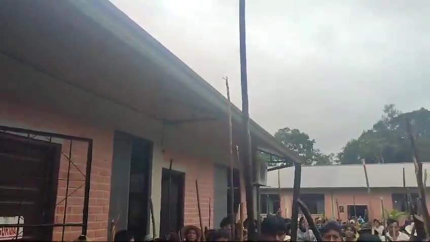 At least 1,400 community members took over the Cacique Juan Maraza barracks on Friday; they detained uniformed members of that military unit in Ichoa, an area close to the Cochabamba municipality of Bulo Bulo, in the Cochabamba tropics on the route to the TIPNIS. According to the complaint of neighbors, civilians also accessed the furrielato, the room where weapons are kept. This takeover occurs in the context of the protest of followers of Evo Morales against the government of Luis Arce. : RRSS