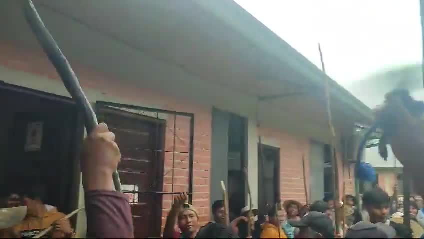 At least 1,400 community members took over the Cacique Juan Maraza barracks on Friday; they detained uniformed members of that military unit in Ichoa, an area close to the Cochabamba municipality of Bulo Bulo, in the Cochabamba tropics on the route to the TIPNIS. According to the complaint of neighbors, civilians also accessed the furrielato, the room where weapons are kept. This takeover occurs in the context of the protest of followers of Evo Morales against the government of Luis Arce. : RRSS