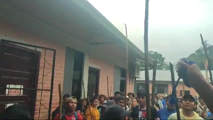 At least 1,400 community members took over the Cacique Juan Maraza barracks on Friday; they detained uniformed members of that military unit in Ichoa, an area close to the Cochabamba municipality of Bulo Bulo, in the Cochabamba tropics on the route to the TIPNIS. According to the complaint of neighbors, civilians also accessed the furrielato, the room where weapons are kept. This takeover occurs in the context of the protest of followers of Evo Morales against the government of Luis Arce. : RRSS