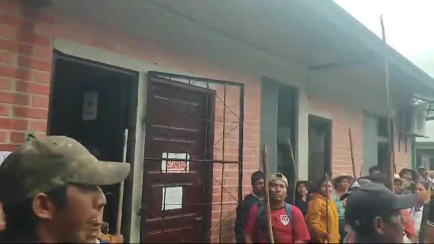 At least 1,400 community members took over the Cacique Juan Maraza barracks on Friday; they detained uniformed members of that military unit in Ichoa, an area close to the Cochabamba municipality of Bulo Bulo, in the Cochabamba tropics on the route to the TIPNIS. According to the complaint of neighbors, civilians also accessed the furrielato, the room where weapons are kept. This takeover occurs in the context of the protest of followers of Evo Morales against the government of Luis Arce. : RRSS