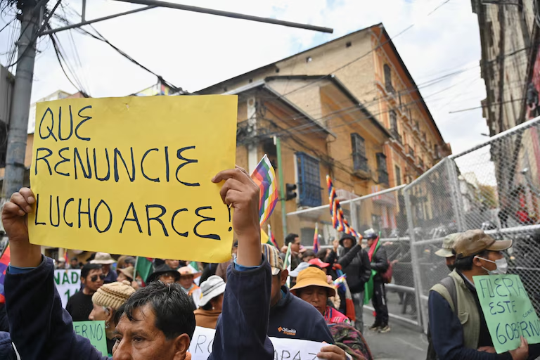 Les blocages se poursuivent à Cochabamba et dans d'autres régions en raison de la disqualification électorale d'Evo Morales et de la crise économique. Les piquets de grève perturbent les transports et l'approvisionnement alimentaire, causant des pertes quotidiennes pouvant atteindre 200 millions de dollars, selon le ministre de l'Économie. - @infobae