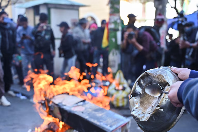 Les blocages se poursuivent à Cochabamba et dans d'autres régions en raison de la disqualification électorale d'Evo Morales et de la crise économique. Les piquets de grève perturbent les transports et l'approvisionnement alimentaire, causant des pertes quotidiennes pouvant atteindre 200 millions de dollars, selon le ministre de l'Économie. - @infobae