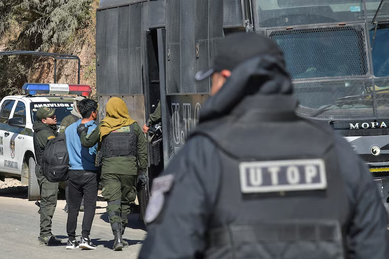 Les blocages se poursuivent à Cochabamba et dans d'autres régions en raison de la disqualification électorale d'Evo Morales et de la crise économique. Les piquets de grève perturbent les transports et l'approvisionnement alimentaire, causant des pertes quotidiennes pouvant atteindre 200 millions de dollars, selon le ministre de l'Économie. - @infobae